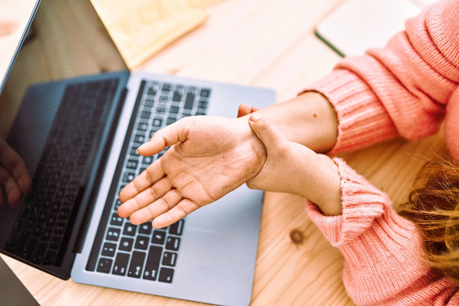 Red light therapy at home can help alleviate carpal tunnel symptoms